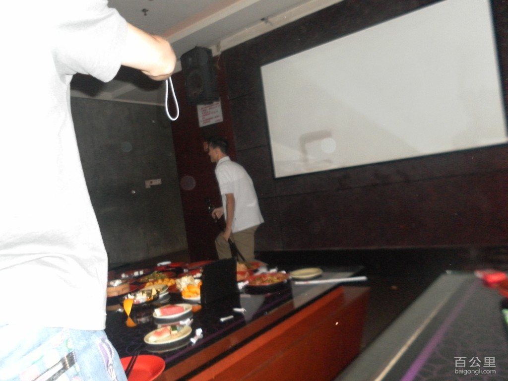 一辉受罚表演风骚舞蹈《NO BODY》---相机见证我们的开心.JPG